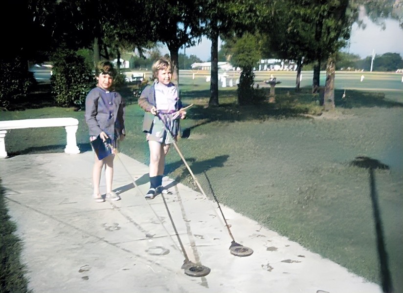 Mary Joan and Louise near Brunswick, Georgia, October, 1961.