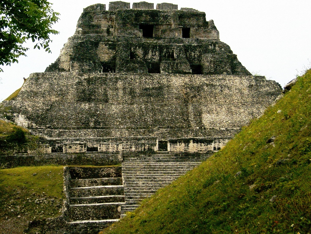 El Castillo: An imposing view.