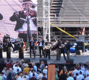 The mariachi group entertained us.